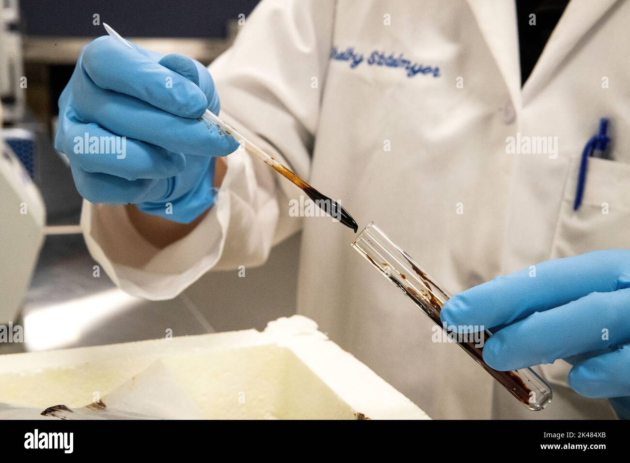 Gli scienziati dei laboratori CBP e dei servizi scientifici conducono test sui farmaci presso il Port of Memphis Forward Operating Laboratory, 22 luglio 2021. Foto CBP di Jerry Glaser Foto Stock