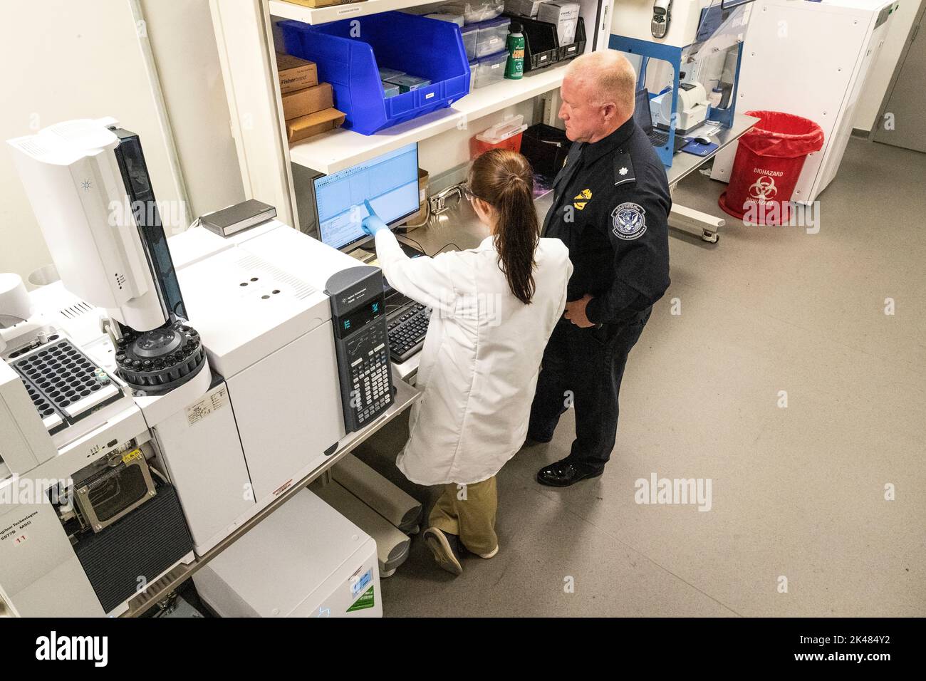 Gli scienziati dei laboratori CBP e dei servizi scientifici conducono test sui farmaci presso il Port of Memphis Forward Operating Laboratory, 22 luglio 2021. Foto CBP di Jerry Glaser Foto Stock