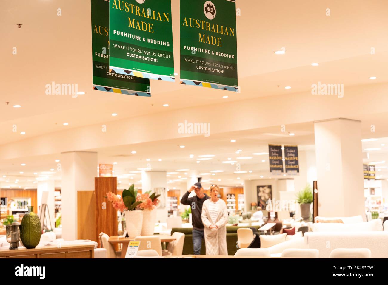 Domayne Harvey negozio normale di mobili e biancheria da letto, segno appeso al soffitto promuove australian Made biancheria da letto e mobili, Sydney, NSW, Australia Foto Stock