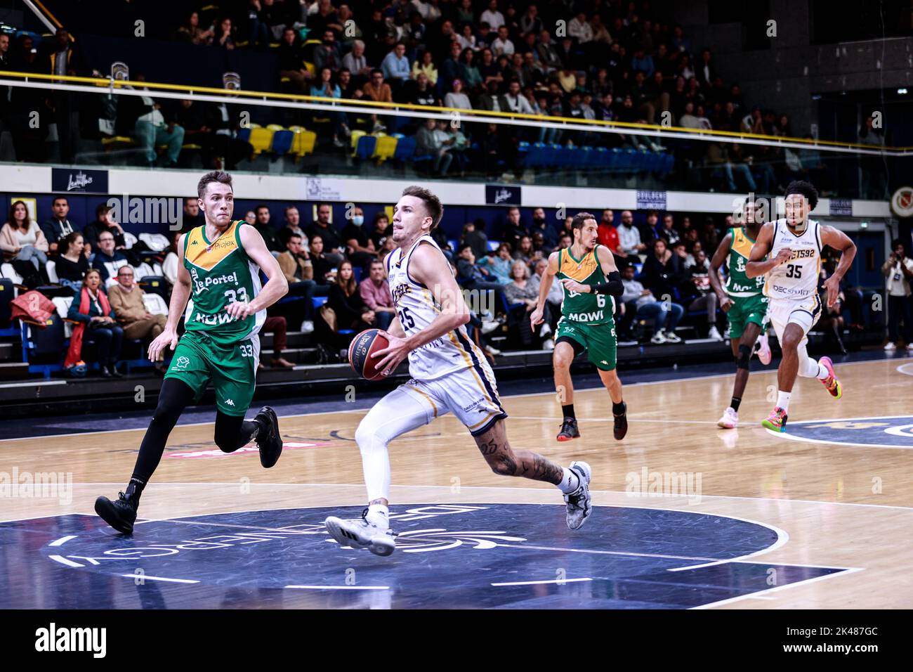 Francia. 30th Set, 2022. Hugo Besson di Boulogne-Levallois e Ryan Mikesell di le Portel durante il campionato francese, la partita di basket Betclic Elite tra Boulogne-Levallois e le Portel il 30 settembre 2022 al Palais des Sports Marcel Cernan di Levallois-Perret, Francia - Photo Elyse Lopez / DPPI Credit: DPPI Media/Alamy Live News Foto Stock