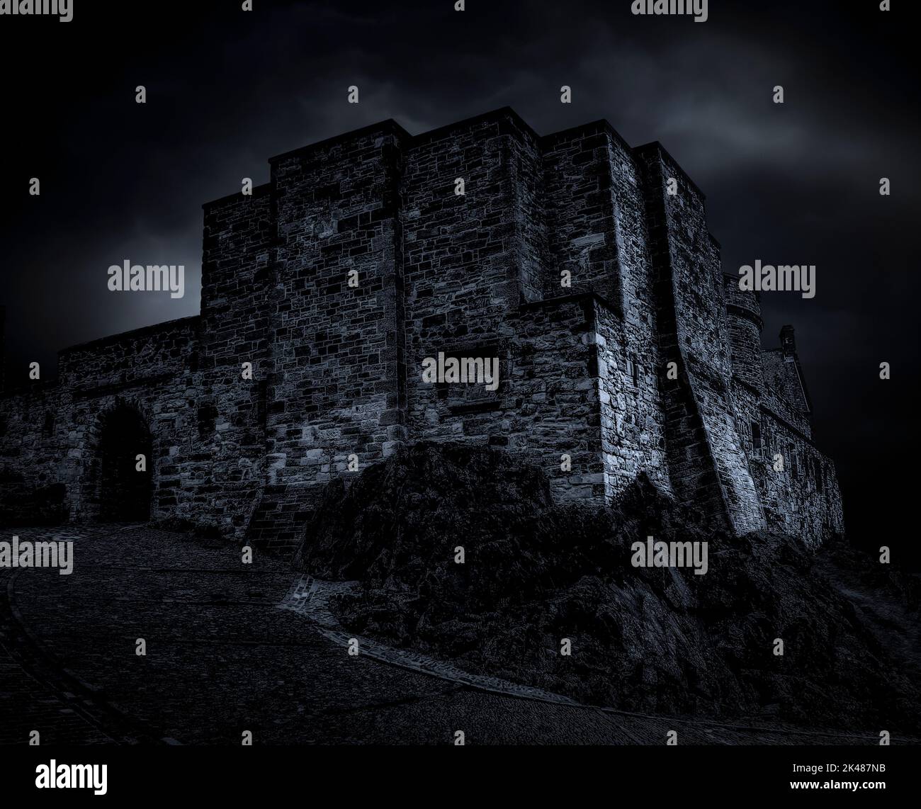 Vecchio e gigantesco castello di notte ai raggi della luna sullo sfondo delle nuvole di tuono. Foto Stock
