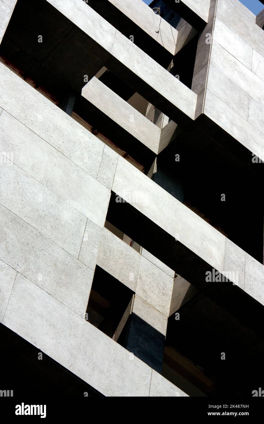 Una foto minima di un edificio in cemento dalle forme geometriche. Moderna costruzione in cemento. Foto Stock
