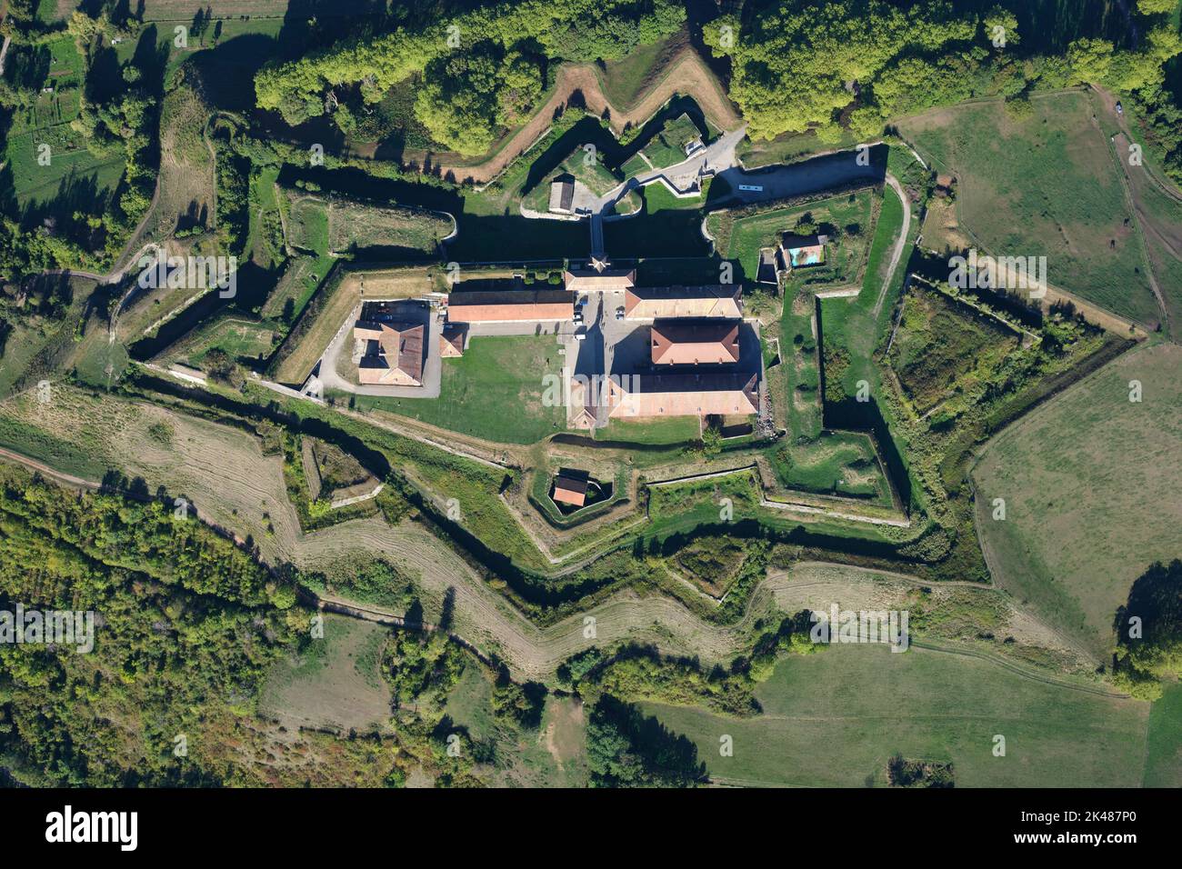 VISTA DALL'ALTO VERTICALE. Fortificazione militare storica su una collina con la sua terra a forma di stella. Forte Barraux, Isère, Auvergne-Rhône-Alpes, Francia. Foto Stock