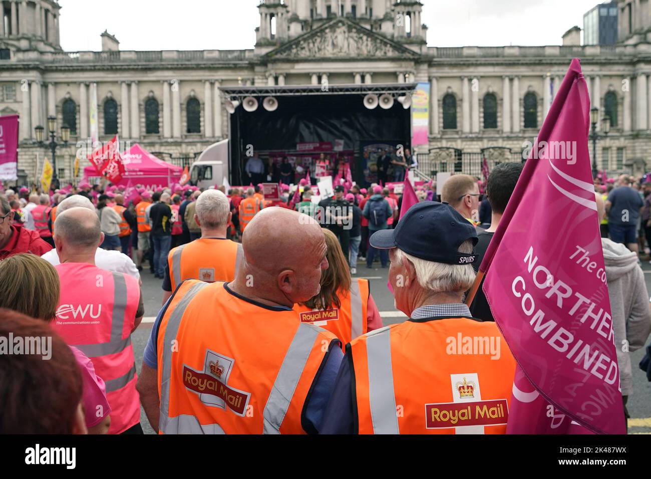 Foto del file datata 31/08/22 dei membri della Communication Workers Union (CWU) dimostrano durante uno sciopero al di fuori del Municipio di Belfast, poiché i lavoratori della Royal Mail monteranno di nuovo linee di picket al di fuori degli uffici di consegna e smistamento della Royal Mail sabato in una disputa continua sulle retribuzioni e le condizioni. Foto Stock