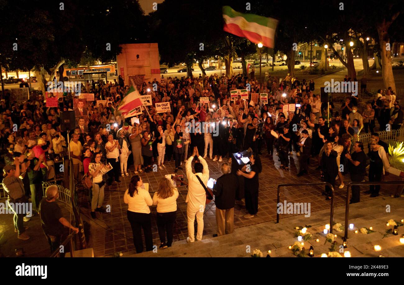 Los Angeles, California, Stati Uniti. 30th Set, 2022. I manifestanti si riuniscono al Municipio nel centro di Los Angeles per una veglia per ricordare Mahsa Amini, morto in custodia della polizia morale iraniana, e per protestare contro il trattamento delle donne da parte dell'Iran. Los Angeles ha la più grande concentrazione di iraniani al di fuori dell'Iran. (Credit Image: © Jill Connelly/ZUMA Press Wire) Credit: ZUMA Press, Inc./Alamy Live News Foto Stock