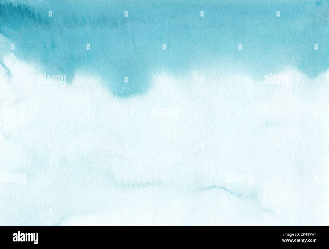 Acquerello blu mare ombre sfondo texture. Sfondo sfumato blu ciano. Macchie acquarello sulla carta, dipinte a mano. Foto Stock