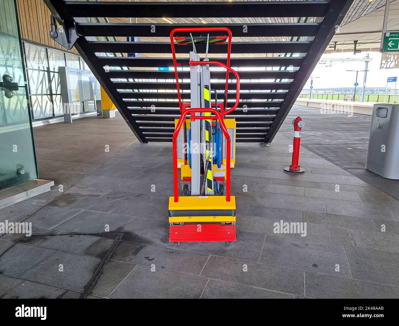 Rampa di accesso per sedie a rotelle per disabili presso una stazione ferroviaria di Lansingerland Zoetermeer nei Paesi Bassi Foto Stock