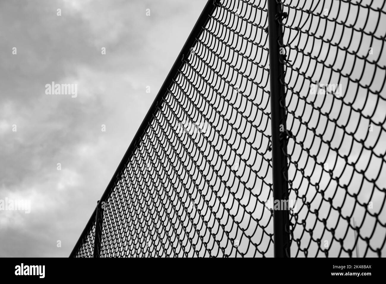 Catena maglia recinzione contro sotto il cielo Foto Stock