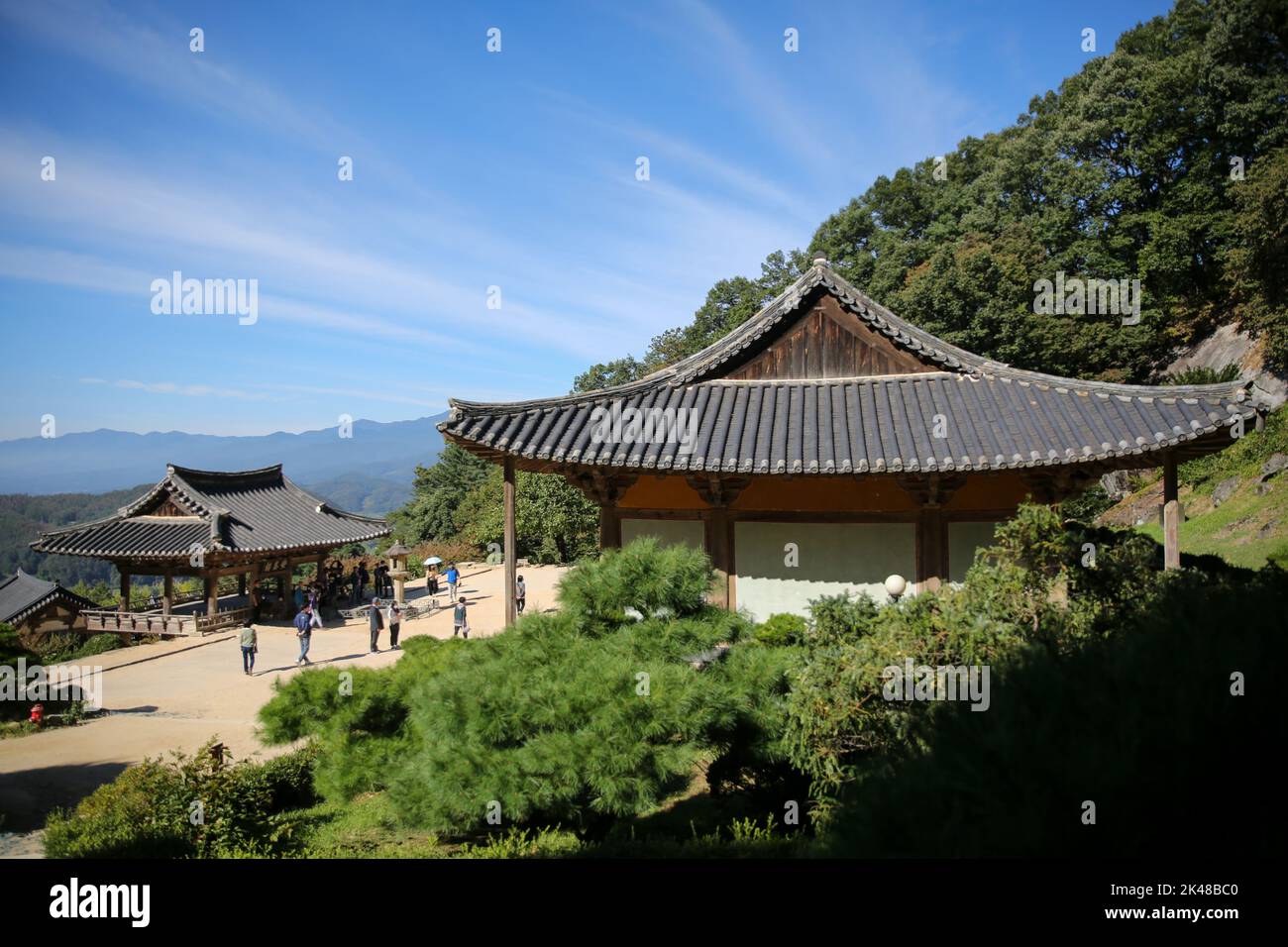 Yeongju, Corea del Sud. 1st Ott 2022. I turisti visitano il Tempio di Buseoksa a Yeongju, Corea del Sud, 1 ottobre 2022. Il tempio di Buseoksa è uno dei sette monasteri buddisti di montagna della Corea del Sud, che sono stati elencati dall'UNESCO come siti del patrimonio mondiale nel 2018. Credit: Wang Yiliang/Xinhua/Alamy Live News Foto Stock