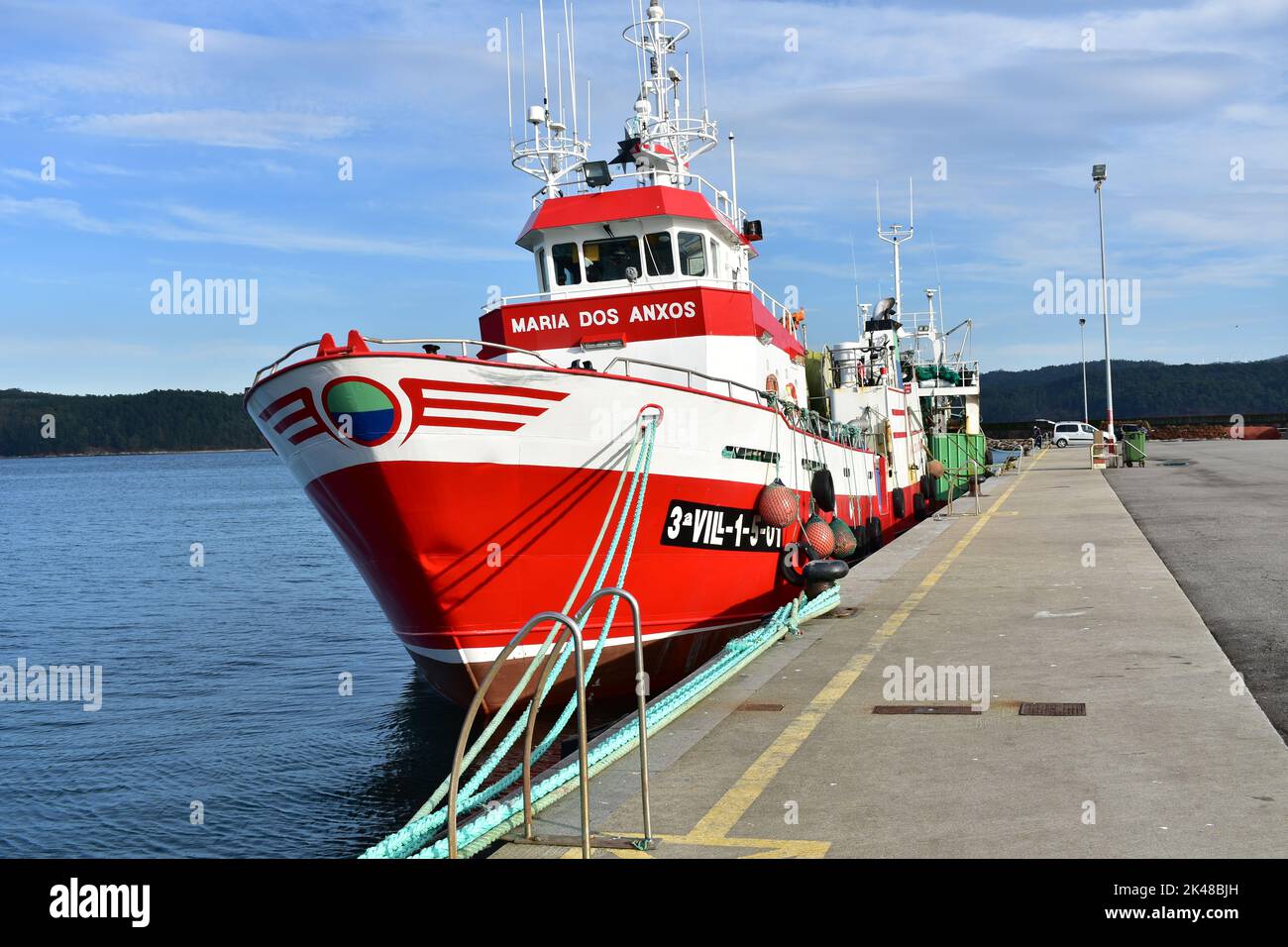 Porto e barche da pesca galiziane al famoso Rias Baixas nella regione Galizia. Camariñas, Spagna. Nov 28, 2020. Foto Stock