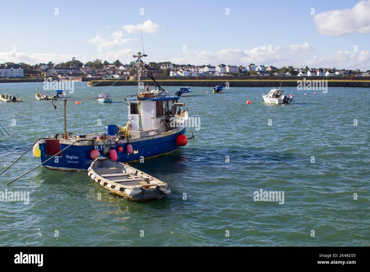 30 settembre 2022 barche da lavoro e da tempo libero ormeggiate nel porto di Donaghadee, Irlanda del Nord, alla luce solare soffusa dei primi mesi dell'autunno. Foto Stock