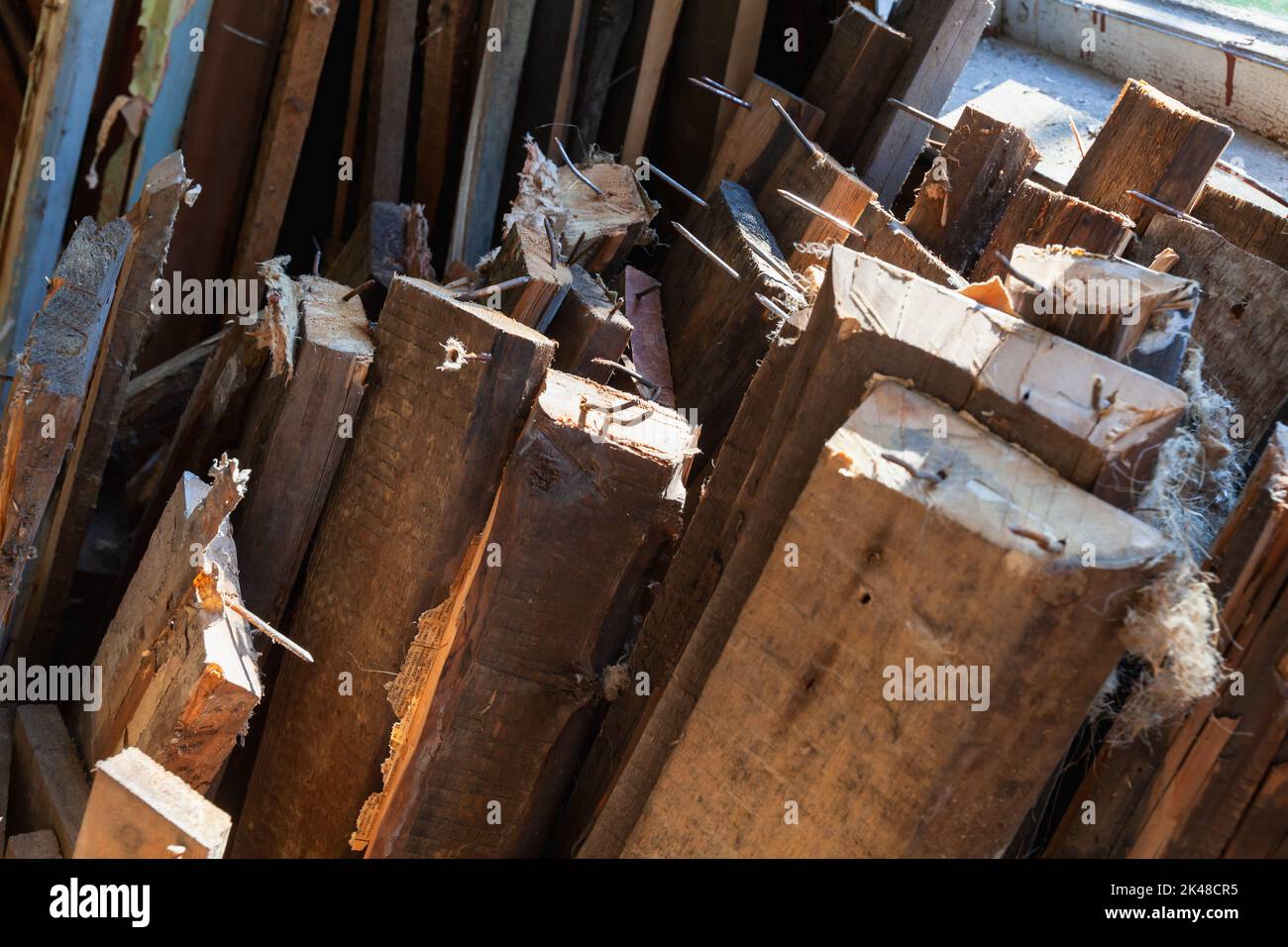 Vecchie tavole di legno con chiodi, vecchia demolizione di case di legno è in corso Foto Stock