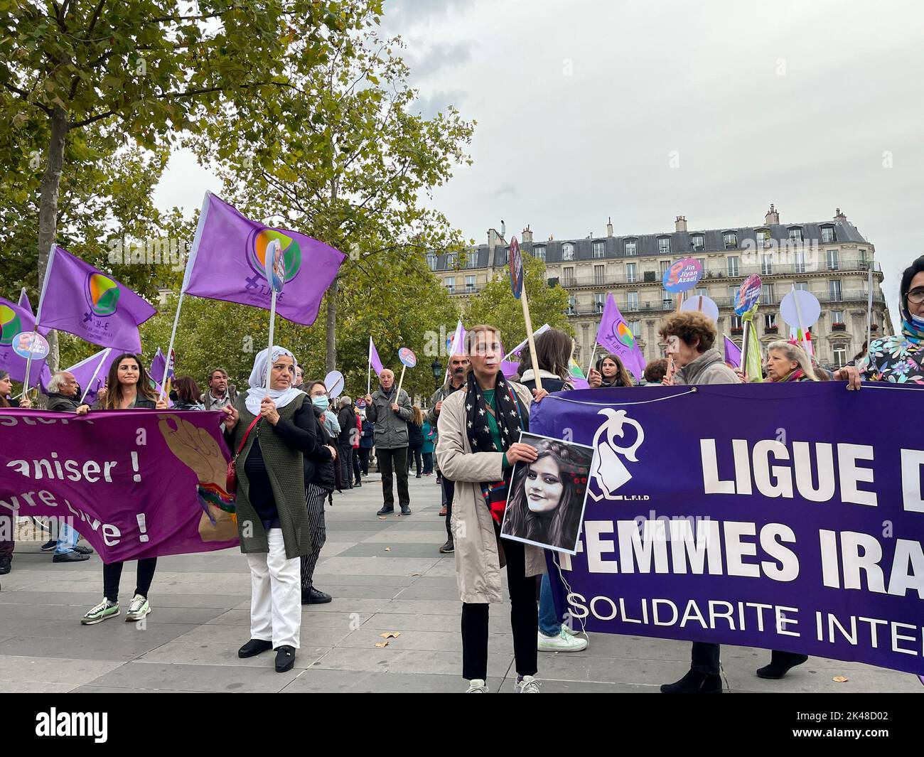 Parigi, Francia. 30th Set, 2022. Gli attivisti partecipano a una manifestazione a Place de la Republique a Parigi, in Francia, il 30 settembre 2022 per sostenere le donne iraniane dopo la morte di Masha Amini, una donna curda iraniana di 22 anni dopo essere stata custode della polizia morale iraniana. Foto di Falzaneh Khademian/ABACAPRESS.COM Credit: Abaca Press/Alamy Live News Foto Stock