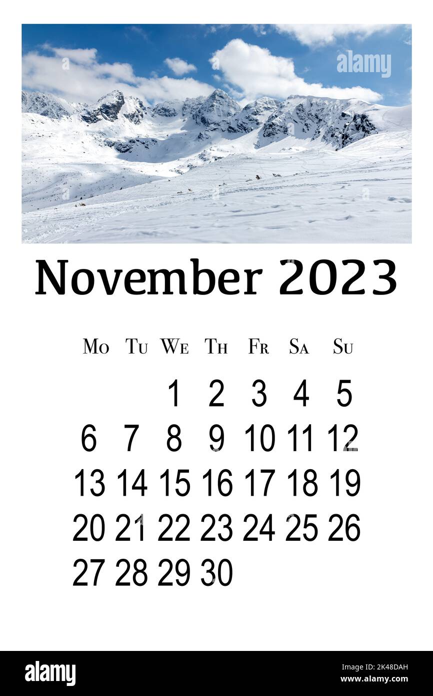 Scheda calendario per 2023. Calendario verticale da parete stampabile, la settimana inizia il lunedì. Splendido paesaggio invernale sui Monti Tatra polacchi. Foto Stock