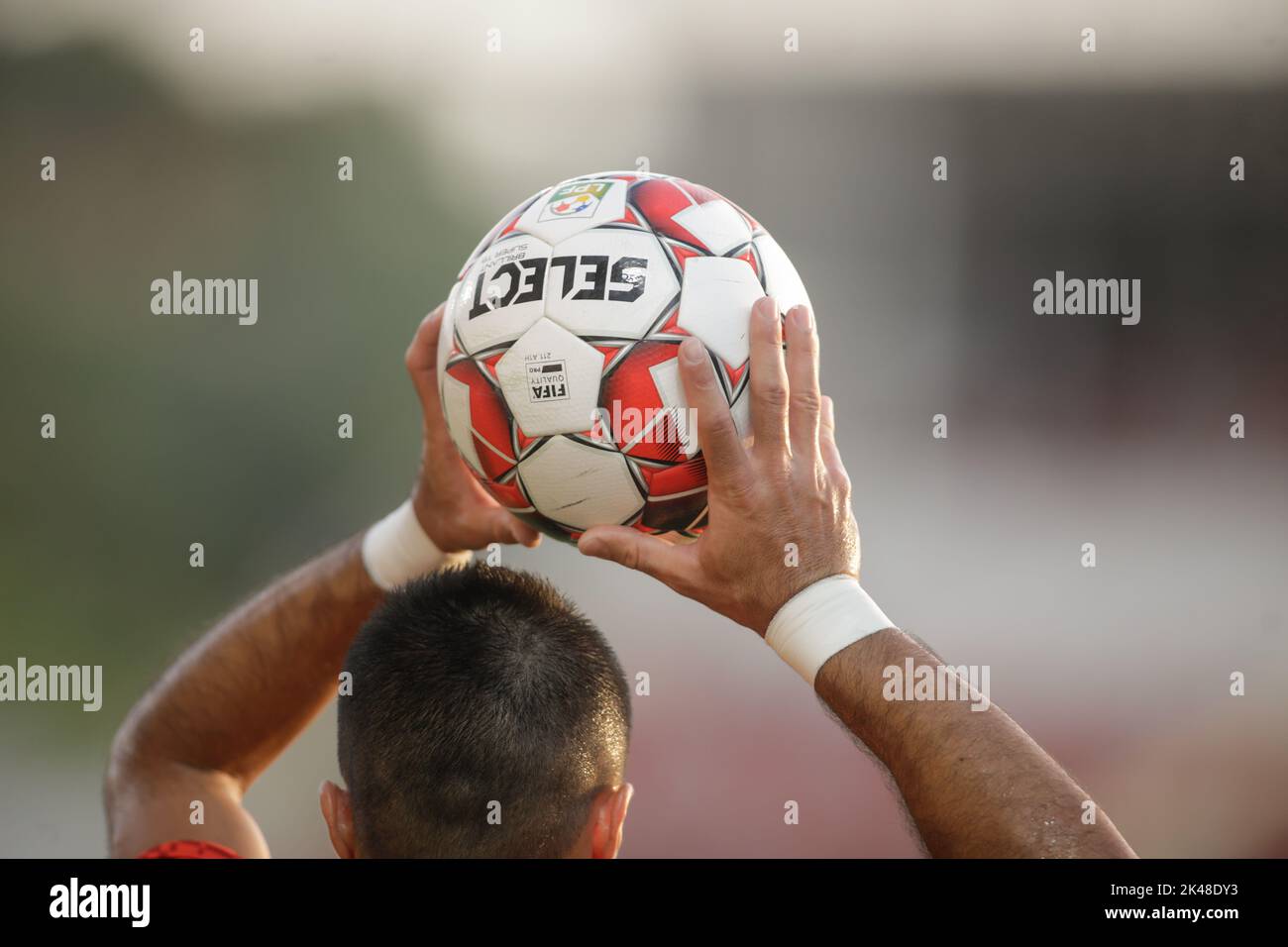 Giurgiu, Romania - 29 giugno 2020: Selezionare Brillant Super TB palla di calcio ufficiale lanciata da un giocatore durante una partita. Foto Stock