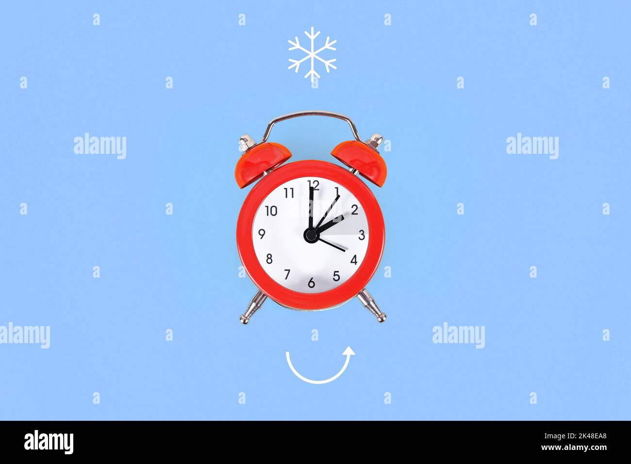 Concetto per spiegare l'ora legale invernale con orologio e freccia Foto Stock