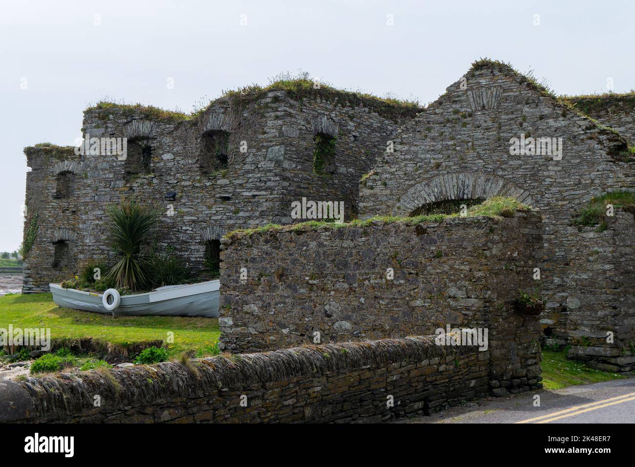 Le rovine di un antico edificio in pietra nel sud dell'Irlanda. Antica architettura europea. Le rovine di Arundel Grain Store, vicino Clonakilty, ovest Foto Stock