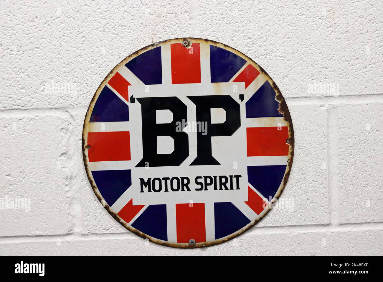 Targa pubblicitaria in metallo vecchio per BP Motor Spirit Foto Stock
