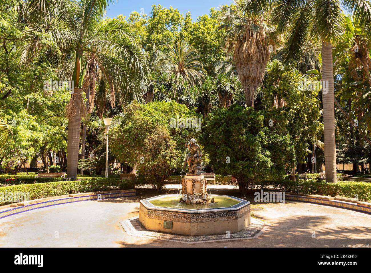 Parco cittadino con la fontana Nimfa de la Caracola e giardini botanici, Paseo del Parque a Málaga in Spagna. Foto Stock