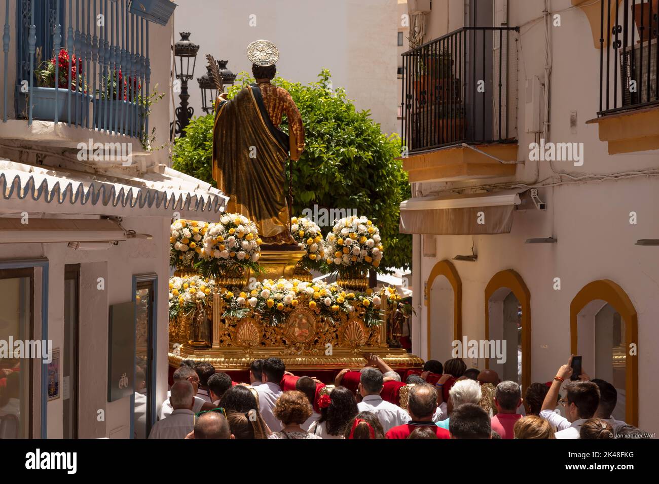 Statua di San Bernardo sul galleggiante in corso di trasporto nella chiesa della Romeria San Bernabe a Marbella, Spagna. Foto Stock