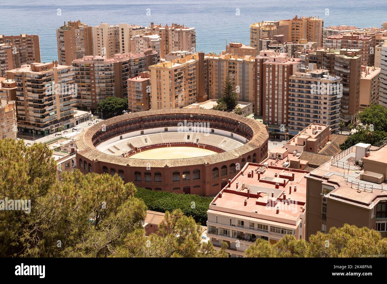 Vista del quartiere Malagueta con l'arena in primo piano, Malaga, Andalusia, Spagna. Foto Stock