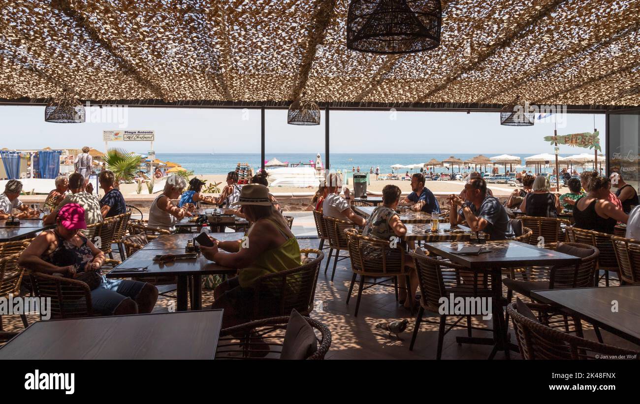 Popolare località mediterranea di la Carihuela da un accogliente ristorante sulla spiaggia, Torremolinos, Andulucia, Spagna. Foto Stock