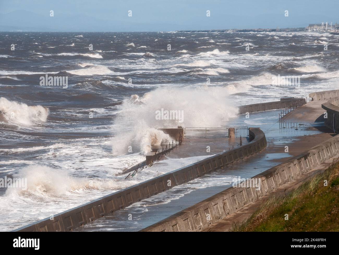 Intorno al Regno Unito - High Seas sulla passeggiata di Blackpool dopo il tempo estremo attraverso Cuba & Florida alla fine di agosto 2022 Foto Stock