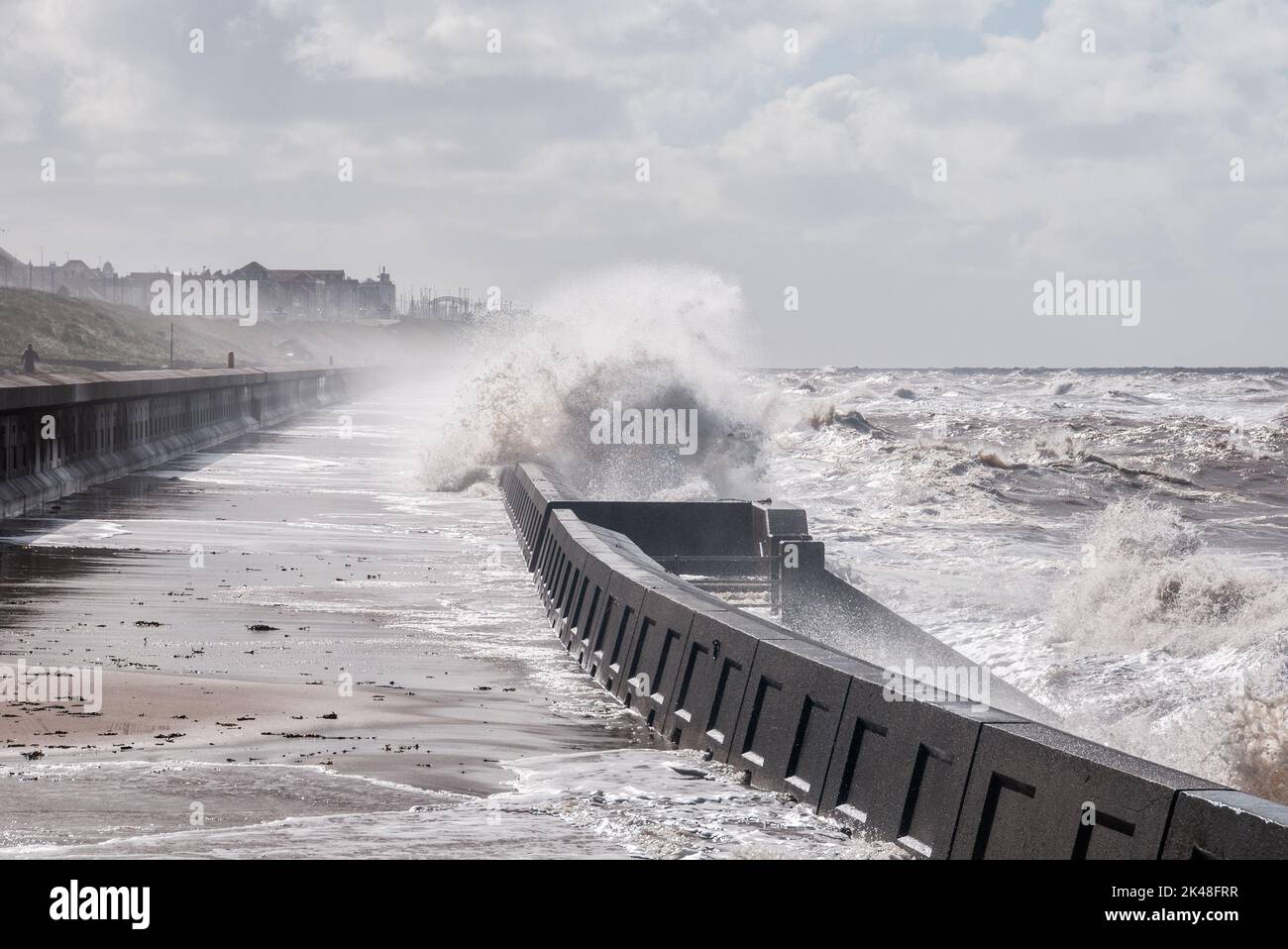 Intorno al Regno Unito - High Seas sulla passeggiata di Blackpool dopo il tempo estremo attraverso Cuba & Florida alla fine di agosto 2022 Foto Stock