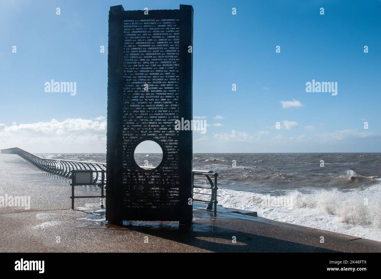Intorno al Regno Unito - i mari alti dietro il Memoriale del naufragio a Cleveleys, Costa di Fylde, Regno Unito Foto Stock