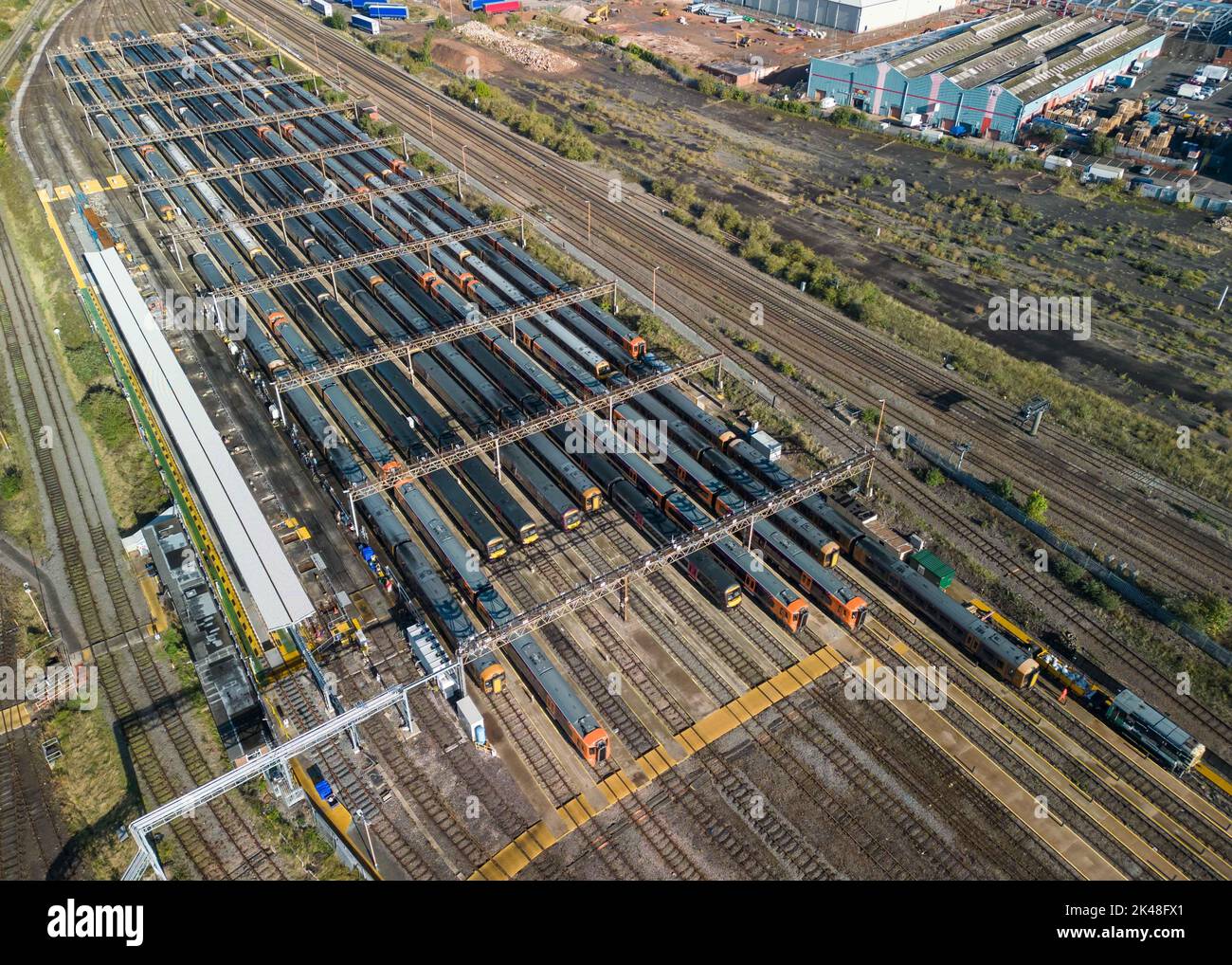 Tyseley, Birmingham, Regno Unito. Ottobre 1st 2022 - treni delle West Midlands Railway inutilizzati e parcheggiati presso il deposito di manutenzione dei treni Tyseley a Birmingham, mentre i lavoratori ferroviari partecipano a un'azione continua di sciopero. PIC by Credit: Scott CM/Alamy Live News Foto Stock