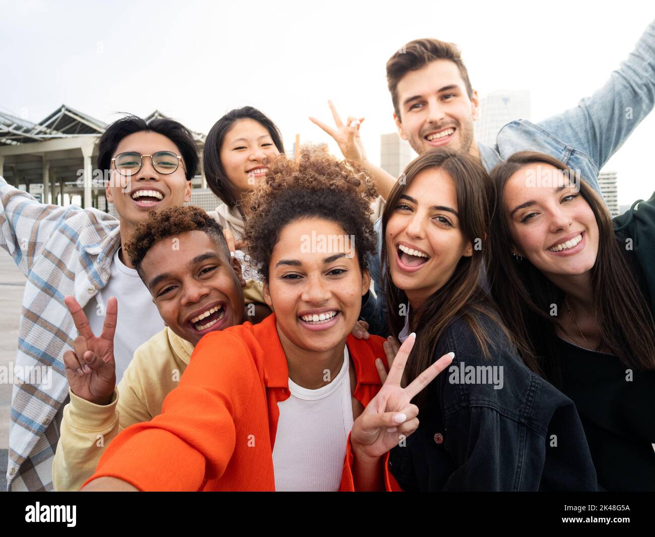 Gruppo di amici millenari multietnici che si divertano a prendere un selfie. Selfie e concetto di amicizia. Divertirsi Foto Stock