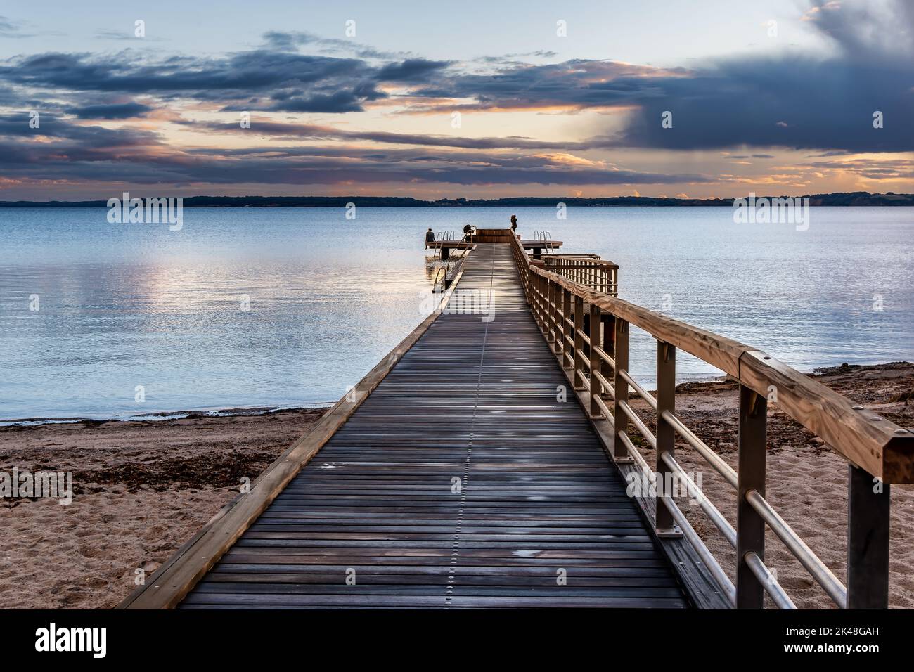 La spiaggia nera di Senderborg con servizi per disabili, Danimarca Foto Stock