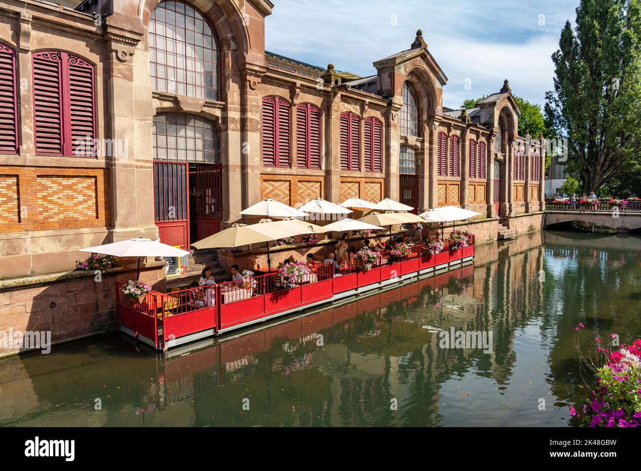 Restaurant Am Kanal an der Markthalle a Colmar, Elsass, Frankreich | Ristorante sul canale al mercato coperto di Colmar, Alsazia, Francia Foto Stock