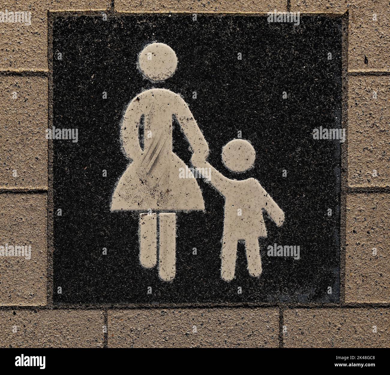 Cartello stradale per passeggiate donne con bambini Foto Stock