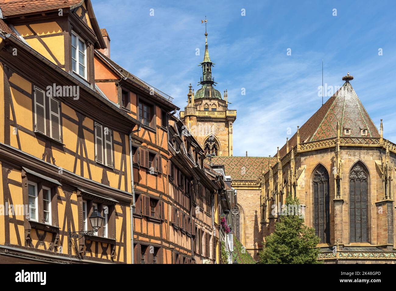 Fachwerkhäuser und das Martinsmünster a Colmar, Elsass, Frankreich | Case a graticcio e Chiesa di San Martino a Colmar, Alsazia, Francia Foto Stock