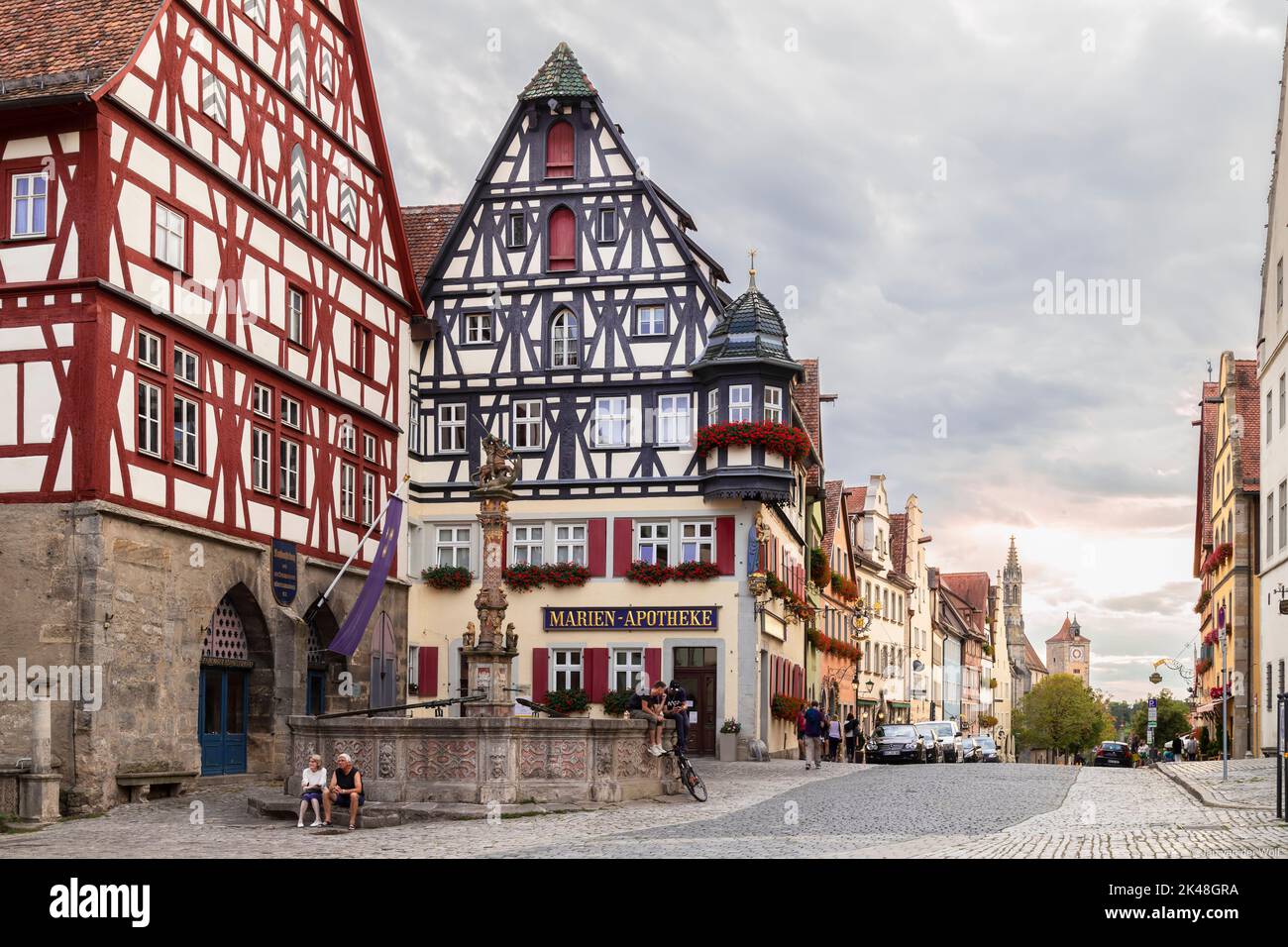 Fontana di San Giorgio nella Piazza del mercato di Rothenburg, Gemany. Foto Stock