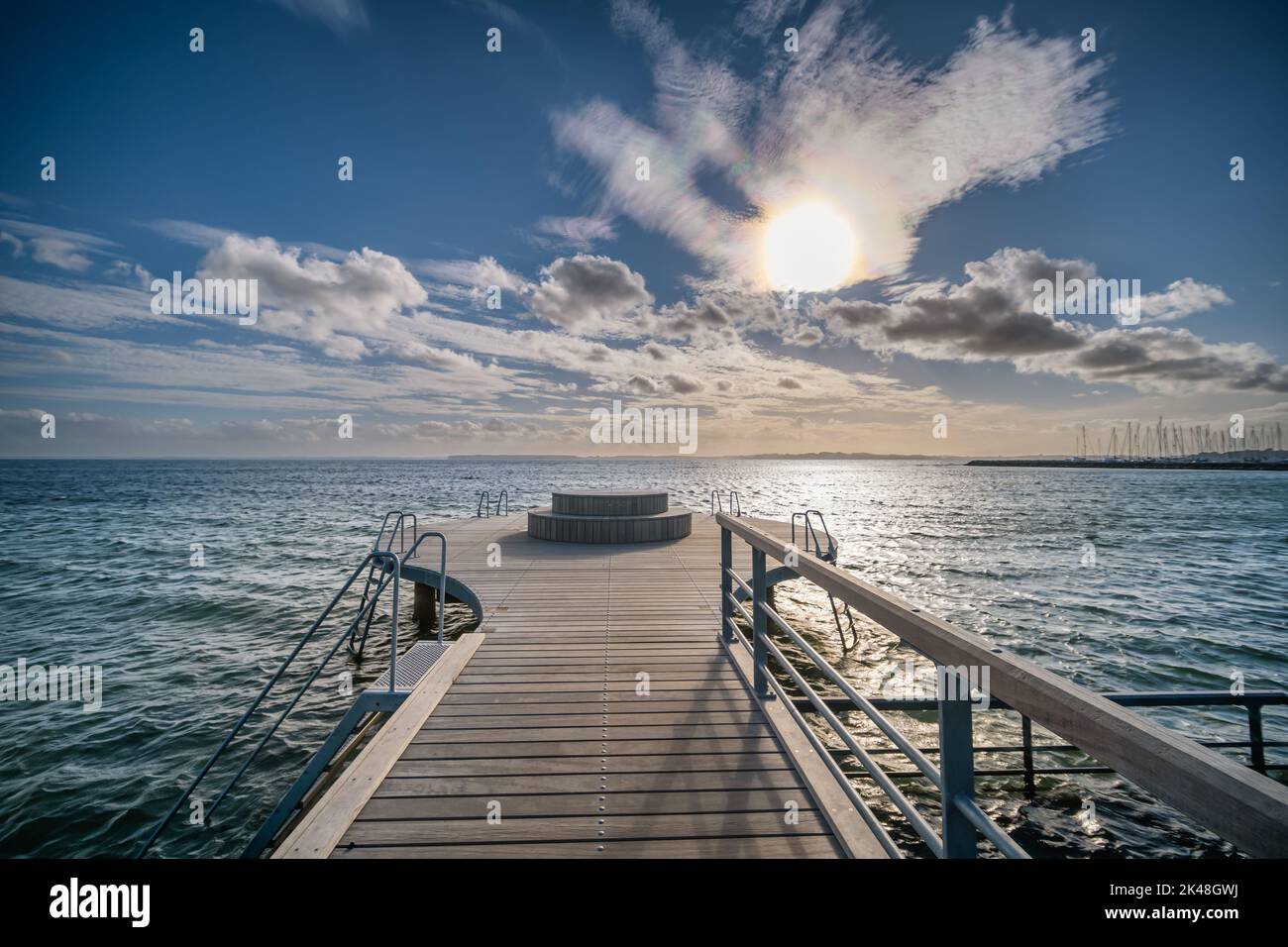 La spiaggia nera di Senderborg con servizi per disabili, Danimarca Foto Stock