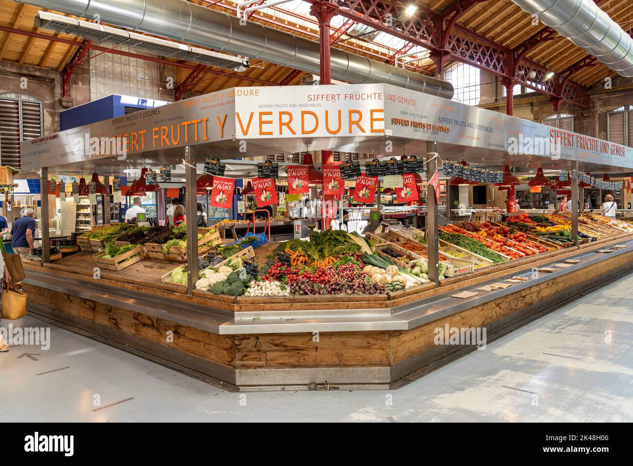 Stand mit Obst und Gemüse im Innenraum der Markthalle a Colmar, Elsass, Frankreich | Stall con frutta e verdura all'interno del mercato coperto in Foto Stock