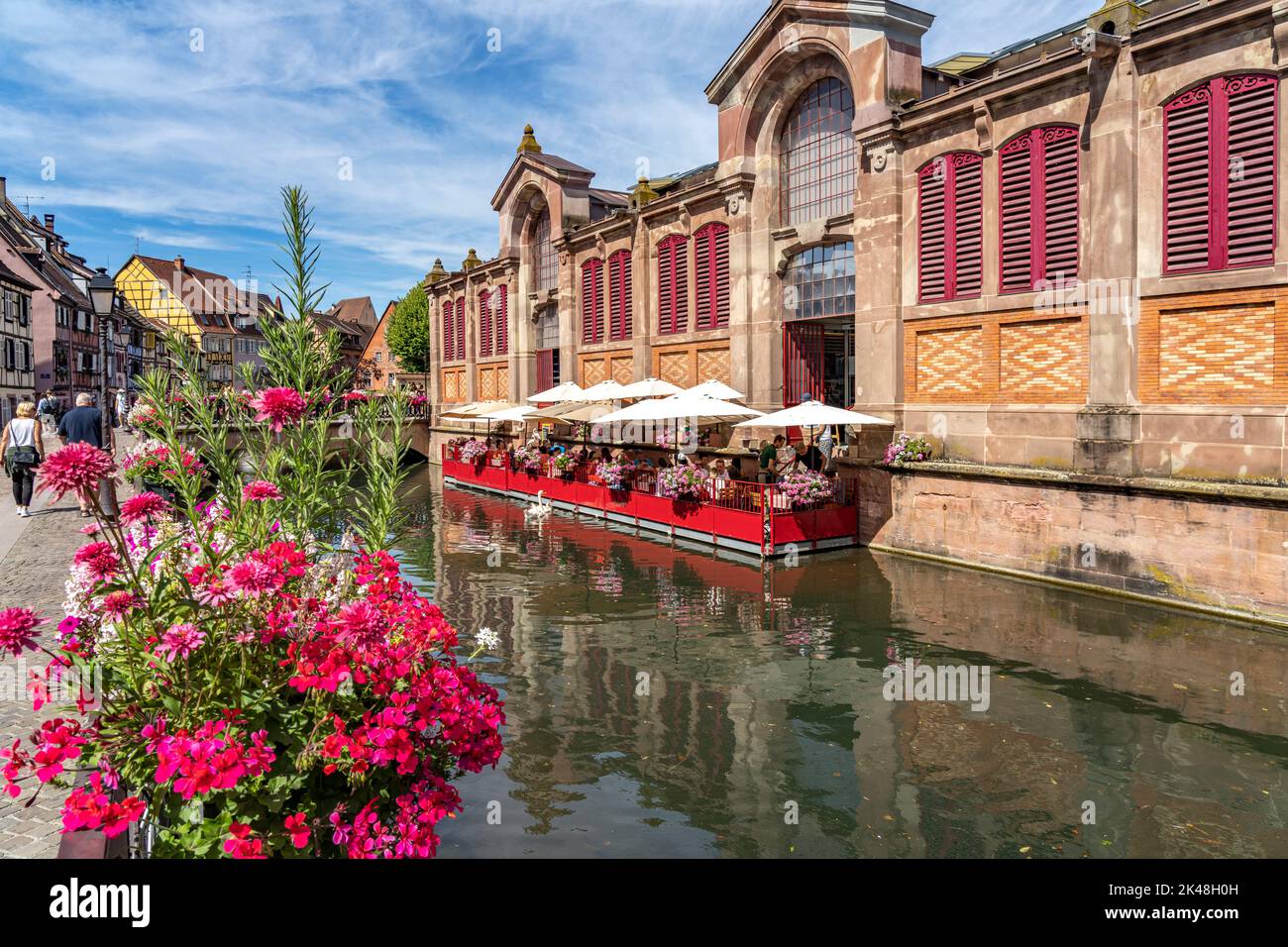 Restaurant Am Kanal an der Markthalle a Colmar, Elsass, Frankreich | Ristorante sul canale al mercato coperto di Colmar, Alsazia, Francia Foto Stock