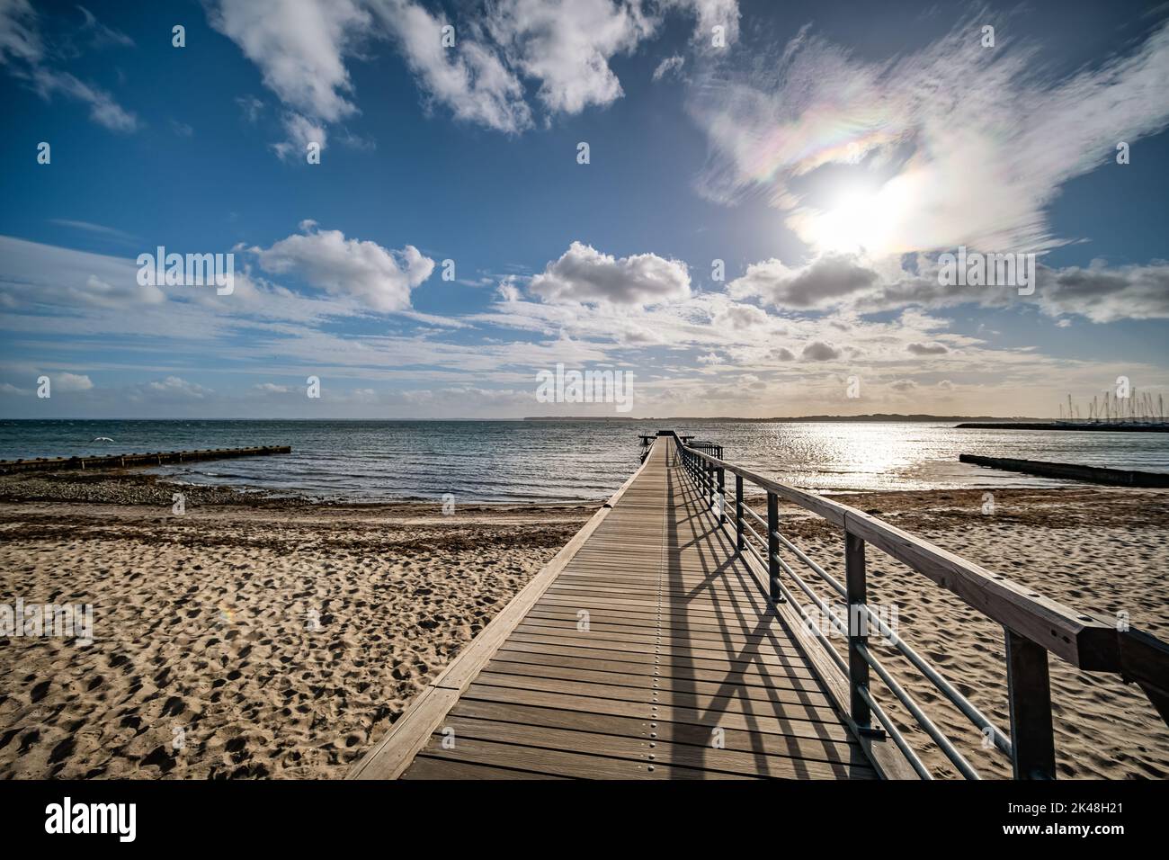 La spiaggia nera di Senderborg con servizi per disabili, Danimarca Foto Stock