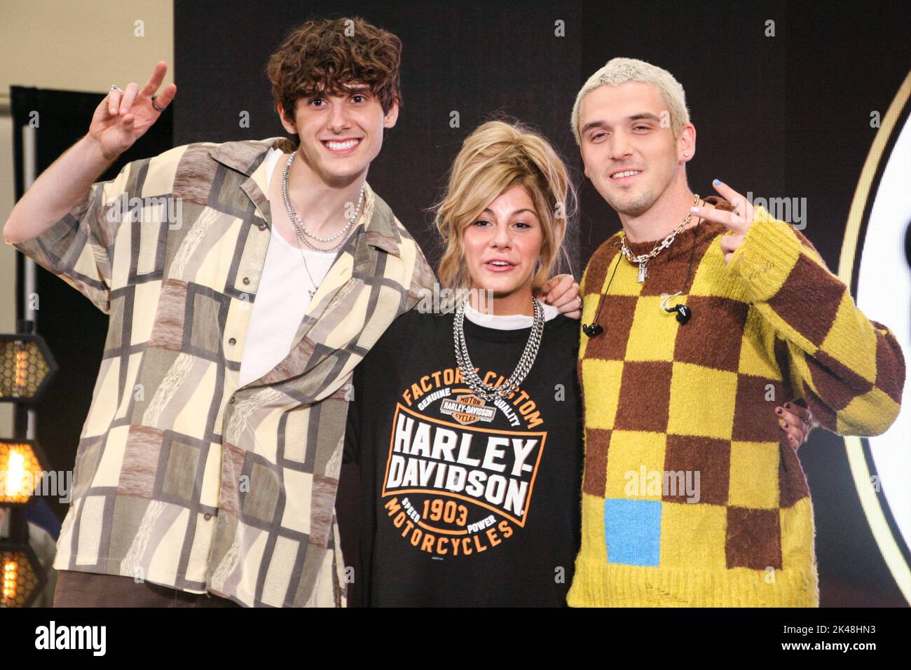 East Rutherford, Stati Uniti. 30th Set, 2022. EAST RUTHERFORD, BERGEN COUNTY, NEW JERSEY, USA - SETTEMBRE 30: Artista musicale americano JVKE (Jake Lawson), cantante americano Jax (Jackie Miskanic) e cantante e musicista americano Lauv (Ari Staprani Leff) Posa sul palco durante il 2022 iHeartRadio Z100 Jingle Ball Kick Off evento presentato da Capital One tenutosi presso American Dream il 30 settembre 2022 a East Rutherford, Bergen County, New Jersey, Stati Uniti. (Foto di Jordan Hinton/Image Press Agency) Credit: Image Press Agency/Alamy Live News Foto Stock