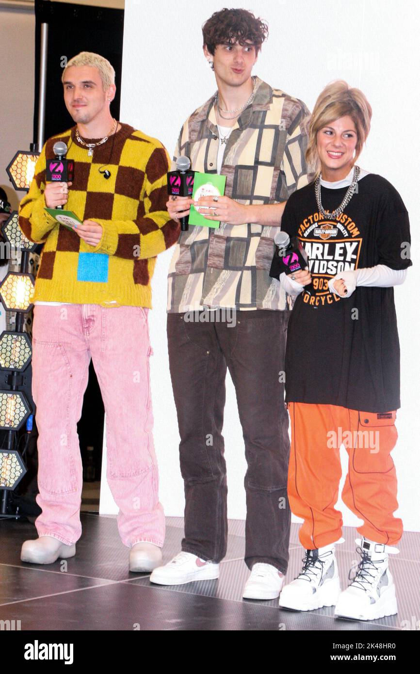 East Rutherford, Stati Uniti. 30th Set, 2022. EAST RUTHERFORD, BERGEN COUNTY, NEW JERSEY, USA - SETTEMBRE 30: Cantante e musicista americano Lauv (Ari Staprans Leff), artista musicale americano JVKE (Jake Lawson) e cantante americana Jax (Jackie Miskanic) Posa sul palco durante il 2022 iHeartRadio Z100 Jingle Ball Kick Off evento presentato da Capital One tenutosi presso American Dream il 30 settembre 2022 a East Rutherford, Bergen County, New Jersey, Stati Uniti. (Foto di Jordan Hinton/Image Press Agency) Credit: Image Press Agency/Alamy Live News Foto Stock