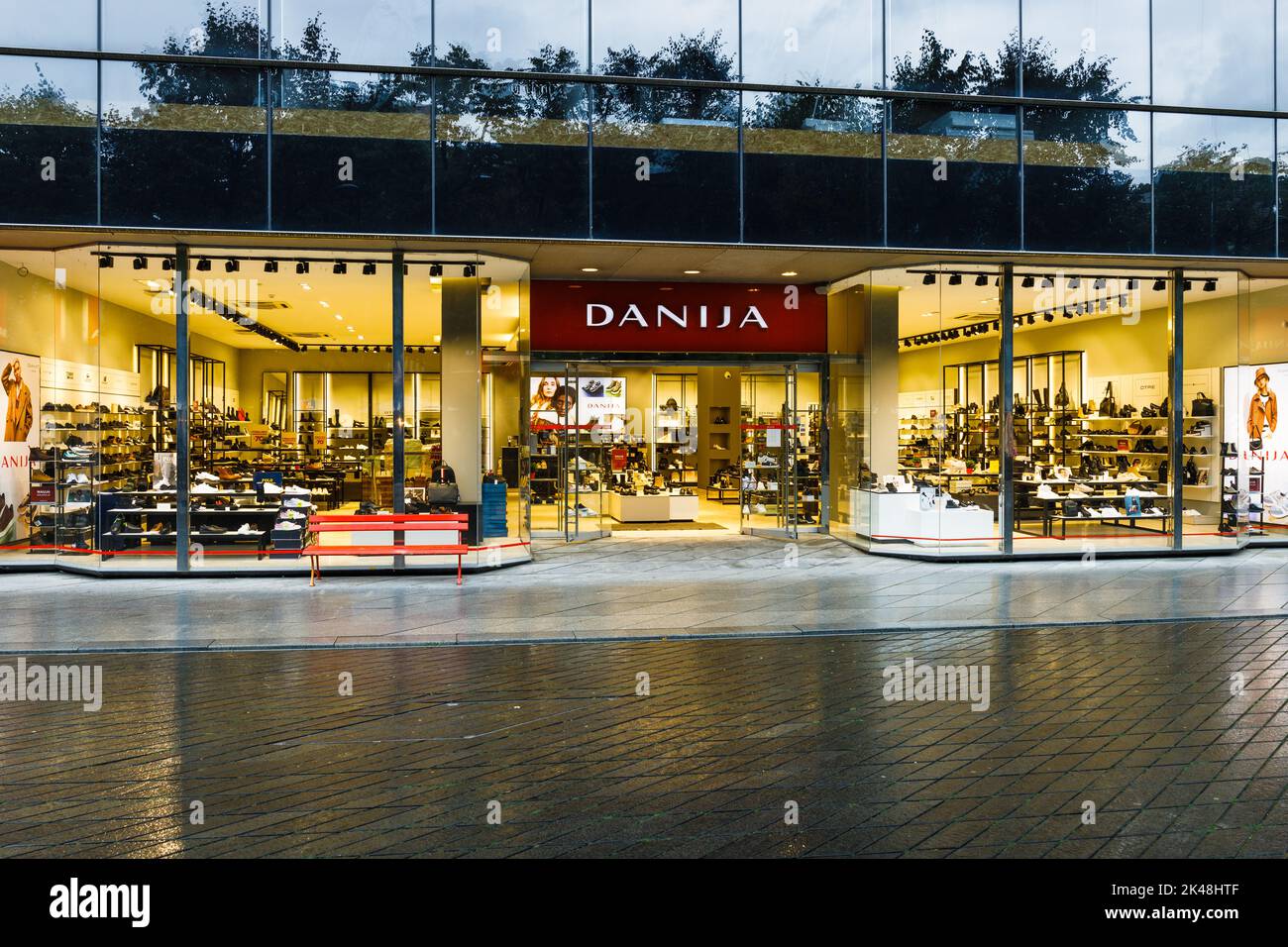 La finestra dei moderni negozi di scarpe Danija. Kaunas, Lituania, 7 settembre 2022 Foto Stock