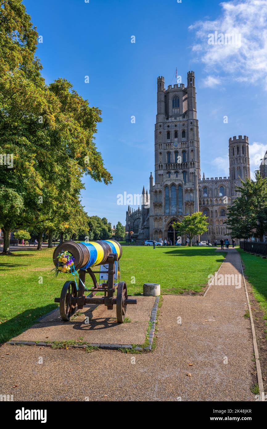 Catturato cannone russo dalla guerra di Crimea su Cathedral Green di fronte all'altezza ovest della cattedrale di Ely a Ely, Cambridgeshire, Inghilterra, Regno Unito Foto Stock