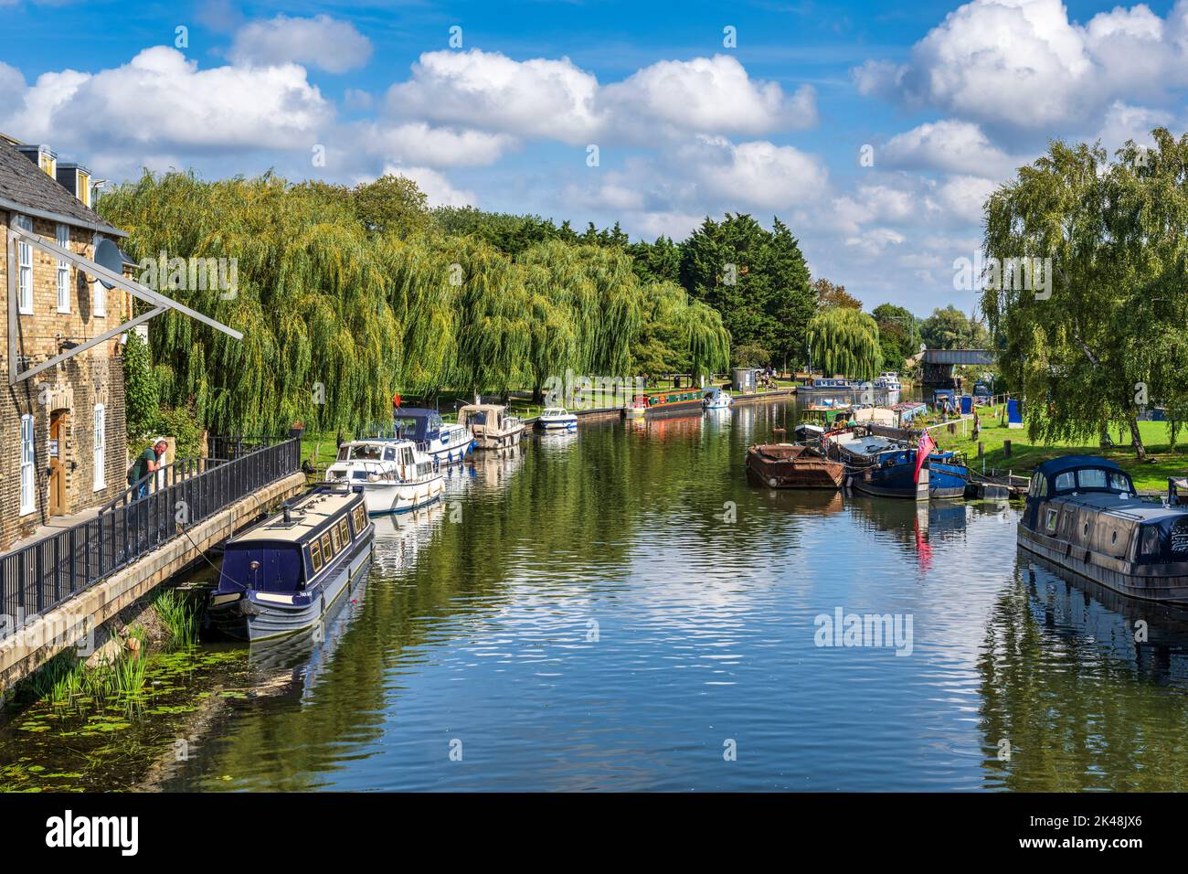 Barche ormeggiate sul fiume Great Ouse visto dal ponte di Babylon a Ely, Cambridgeshire, Inghilterra, UK Foto Stock