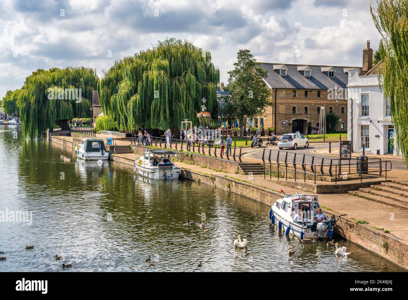 Barche ormeggiate sul fiume Great Ouse visto dal ponte di Babylon a Ely, Cambridgeshire, Inghilterra, UK Foto Stock