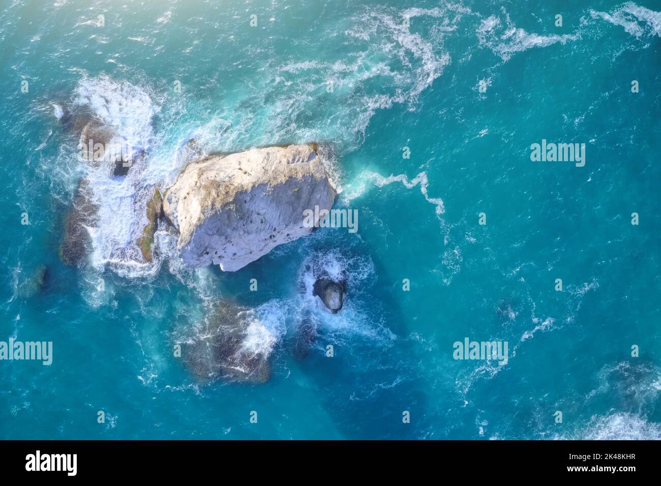 Vista aerea delle onde e delle rocce marine. Scena naturale. Foto Stock