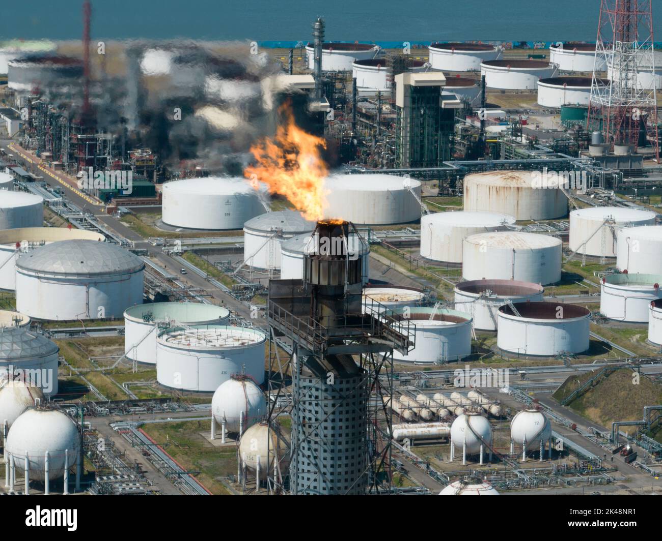 Anversa, 9th agosto 2022, Belgio. Combustione di gas di scarico combustibili durante la produzione di petrolio. Combustione di sostanze combustibili Foto Stock