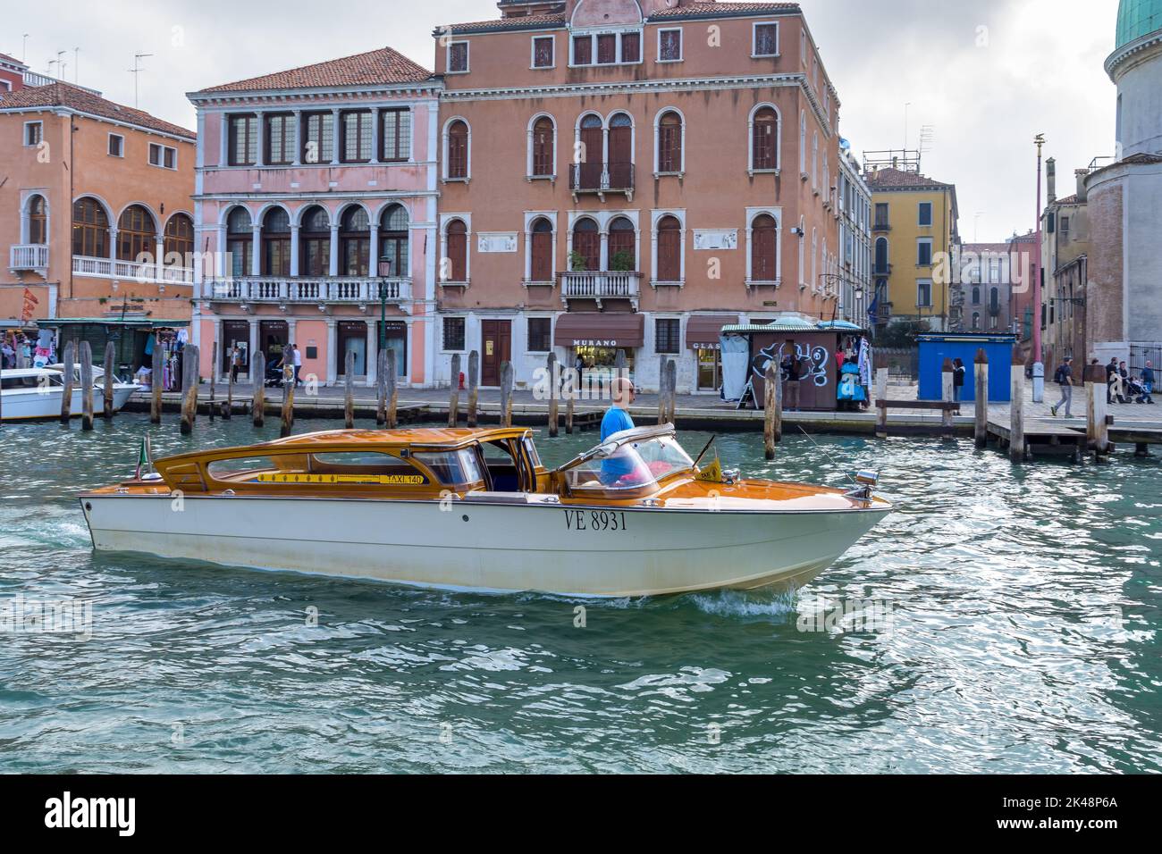 VENEZIA, ITALIA - 12 OTTOBRE : crociera in taxi d'acqua lungo un canale a Venezia il 12 ottobre 2014. Persone non identificate. Foto Stock