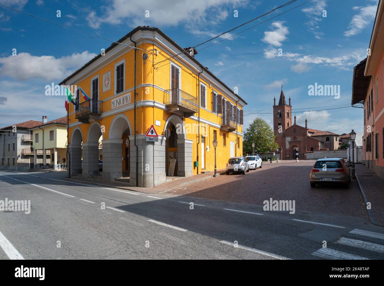 Murello, Cuneo, Piemonte, Italia - 23 settembre 2022: Edificio del municipio e sullo sfondo la chiesa di San Giovanni Battista in stile neogotico Foto Stock